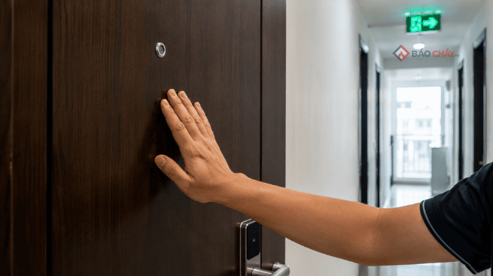 Kiểm tra nhiệt độ cửa trước khi mở